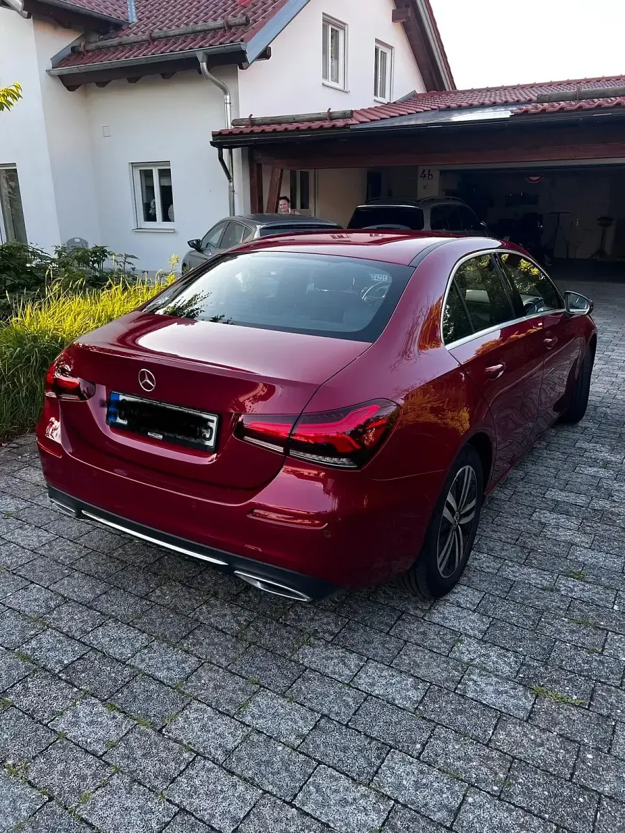Gebraucht Mercedes A180 136 PS (100 kW) 2021 Rot Limousine