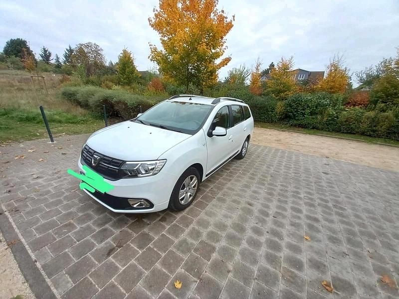 Weiß Gebraucht 2022 Dacia Logan MCV Comfort Kombi | 9.900 € - Bild 1/4