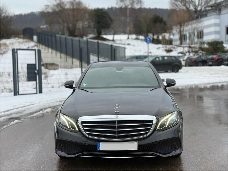 Schwarz Gebraucht 2019 Mercedes E200 Limousine | 14.000 € (Etwas zu teuer) - Bild 1/4