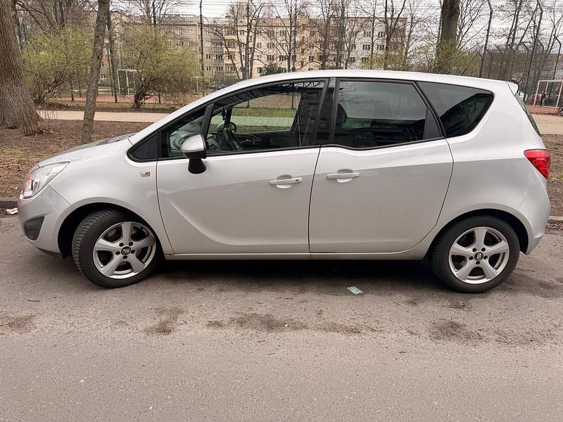 Gebraucht Opel Meriva 101 PS (74 kW) 2011 Silber Van / Kleinbus