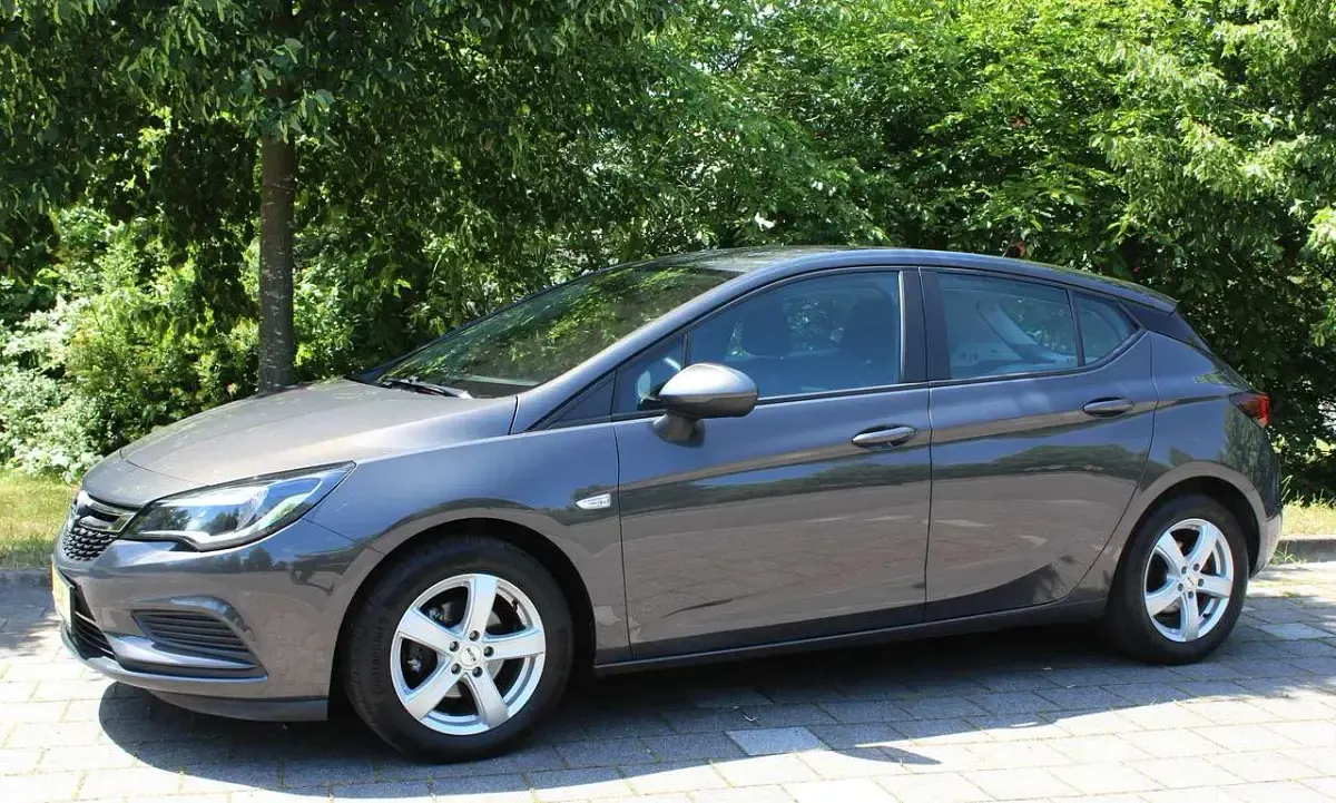 Gebraucht Opel Astra Edition 125 PS (91 kW) 2016 Graumetallic Limousine