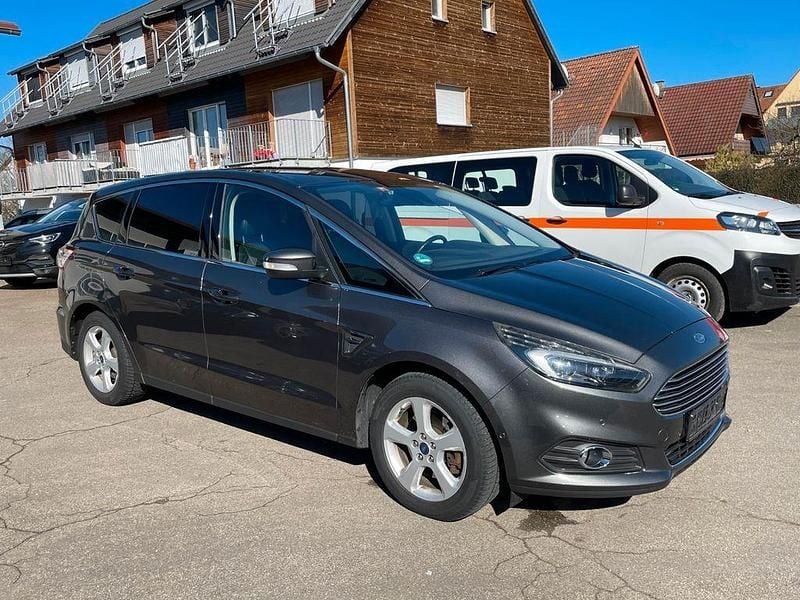 Gebraucht Ford S-MAX Titanium 179 PS (131 kW) 2017 Grau Van / Kleinbus