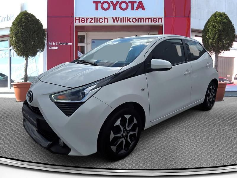 Weiß Gebraucht 2020 Toyota Aygo X-play Kleinwagen | 11.520 € (Fairer Preis) - Bild 1/4
