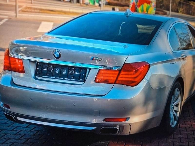 Gebraucht BMW 750 Sport Line 408 PS (300 kW) 2009 Silber Limousine