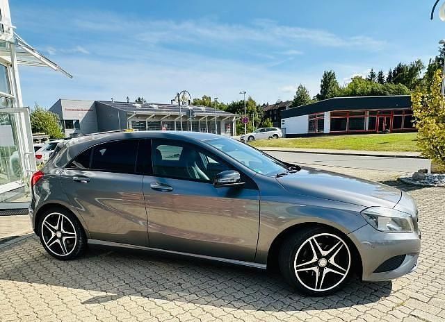 Gebraucht Mercedes A200 Urban 136 PS (100 kW) 2015 Grau Limousine