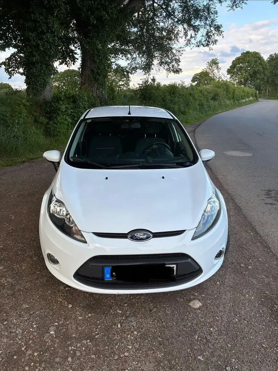 Gebraucht Ford Fiesta Champions Edition 80 PS (58 kW) 2012 Weiß Kleinwagen