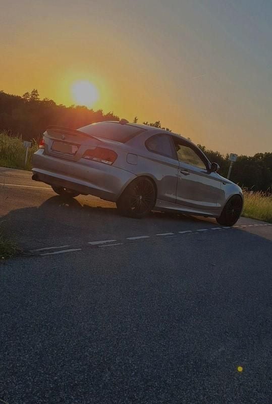 Silber Gebraucht 2009 BMW 120 Coupé Coupé | 9.000 € (Fairer Preis) - Bild 1/4