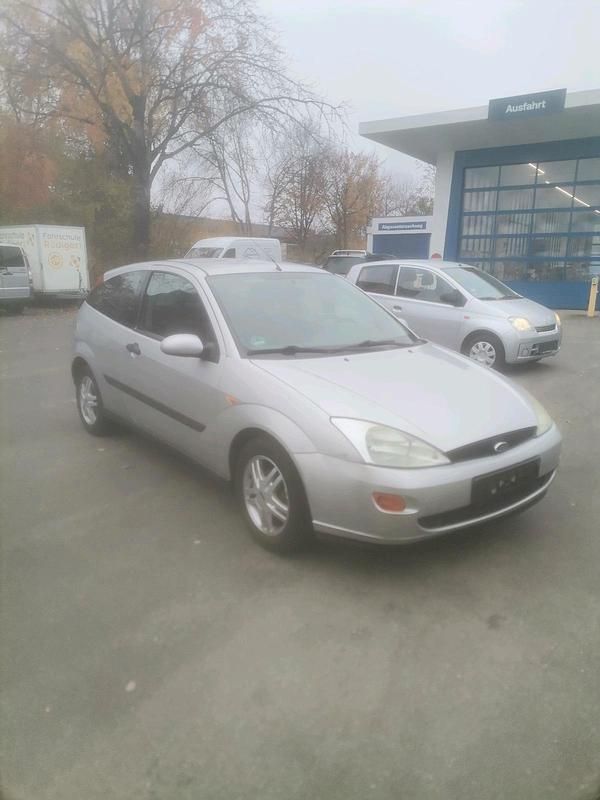 Silber Gebraucht 2001 Ford Focus Limousine | 1.250 € (Fairer Preis) - Bild 1/4