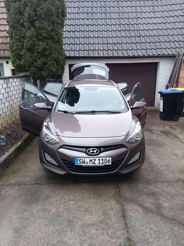 Braun Gebraucht 2012 Hyundai i30 Trend Kombi | 4.500 € (Fairer Preis) - Bild 1/4