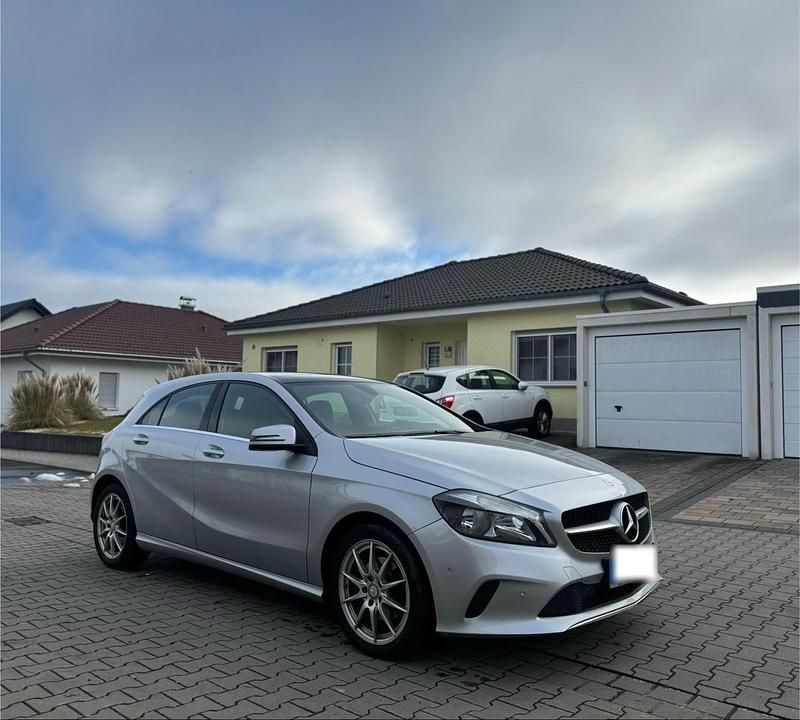 Second-hand Mercedes A200 156 CP (114 kW) 2017 Argintiu Hatchback