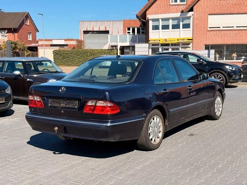 Gebraucht Mercedes E220 Elegance 143 PS (105 kW) 2001 Blau Limousine