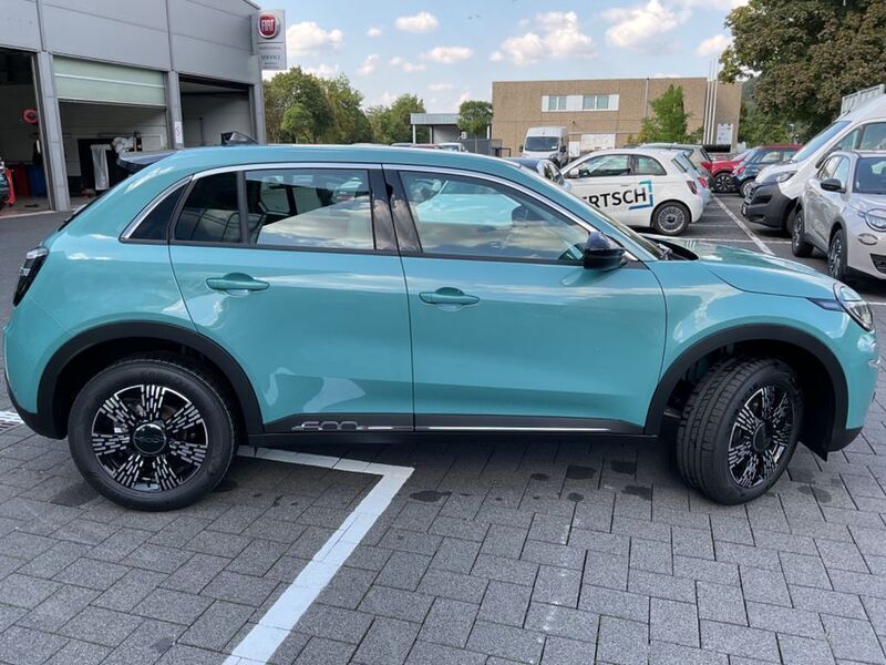 Gebraucht Fiat 600 Style 101 PS (74 kW) 2024 Blau SUV