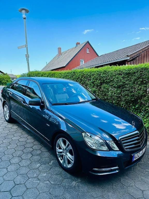 Grau Gebraucht 2011 Mercedes E250 Avantgarde Limousine | 8.500 € (Fairer Preis) - Bild 1/4