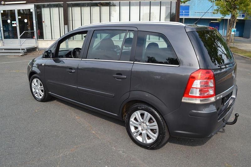 Gebraucht Opel Zafira Family 140 PS (102 kW) 2012 Grau Van / Kleinbus