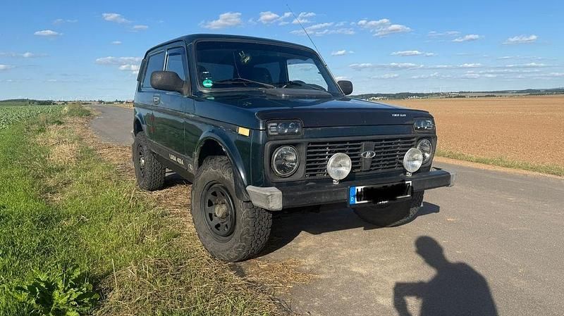 Grün Gebraucht 2012 Lada niva SUV | 6.900 € (Fairer Preis) - Bild 1/4