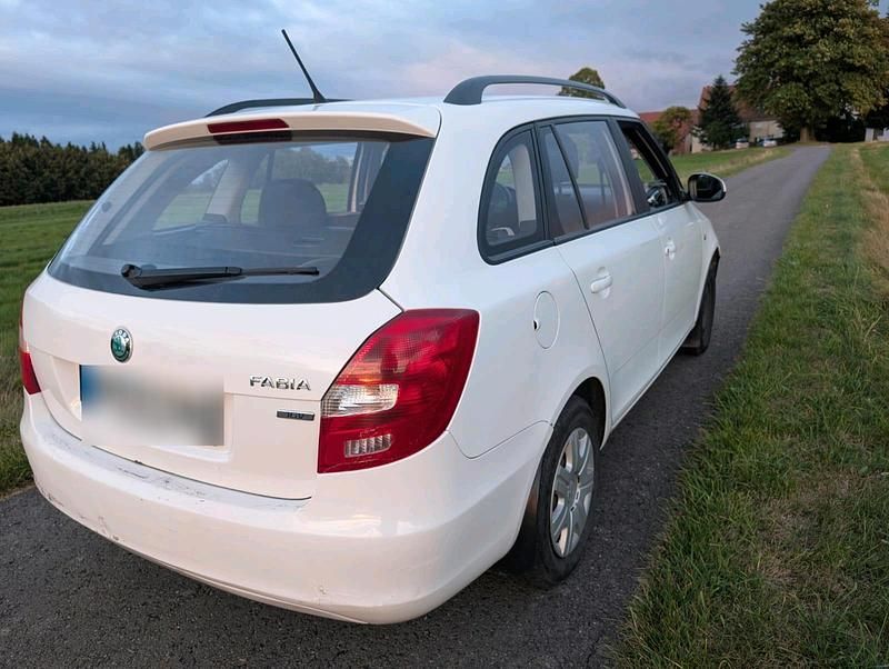Gebraucht Skoda Fabia 64 PS (47 kW) 2011 Weiß Kombi