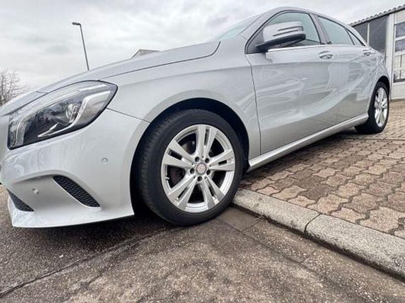 Gebraucht Mercedes A180 122 PS (89 kW) 2016 Silber Limousine