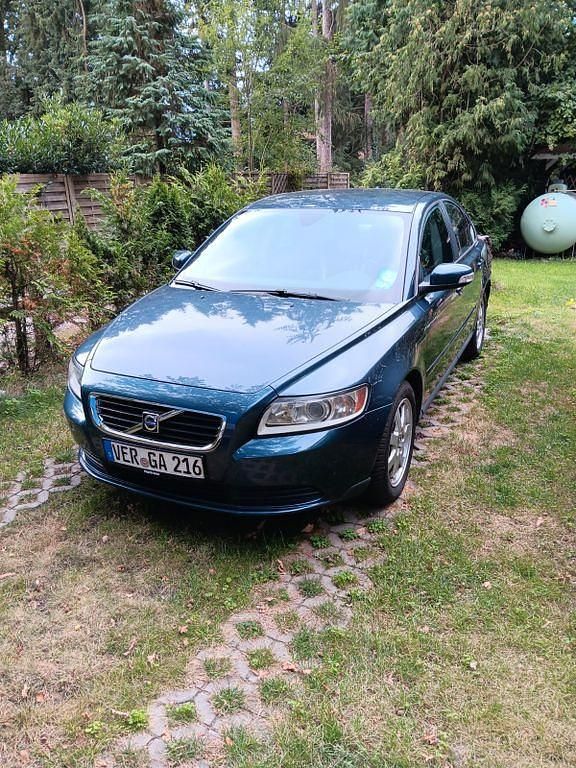 Grau Gebraucht 2009 Volvo S40 Kinetic Limousine | 3.950 € - Bild 1/4