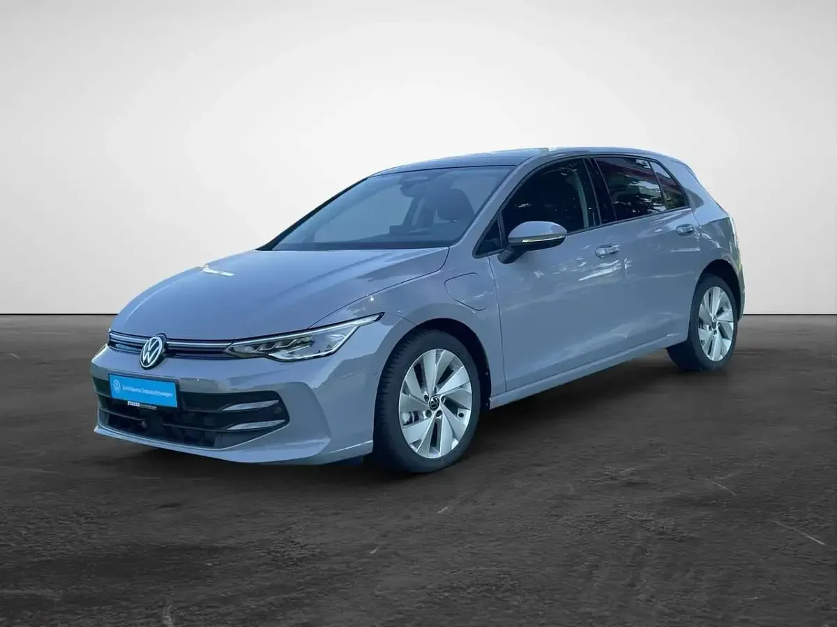 Gebraucht VW Golf VIII Life 150 PS (110 kW) 2025 Mondsteingrau Limousine