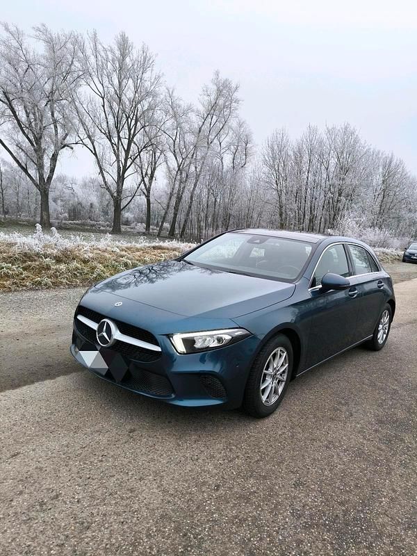Blau Gebraucht 2019 Mercedes A200 Limousine | 25.000 € (Teuer) - Bild 1/4