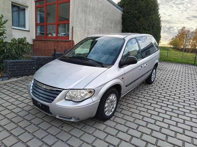 Silber Gebraucht 2009 Chrysler Voyager Van / Kleinbus | 4.990 € (Etwas zu teuer) - Bild 1/4