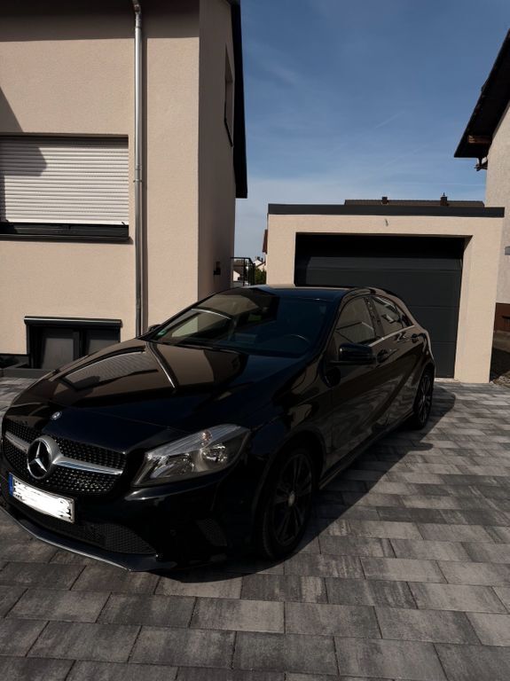 Schwarz Gebraucht 2016 Mercedes A180 Urban Limousine | 13.000 € (Fairer Preis) - Bild 1/4