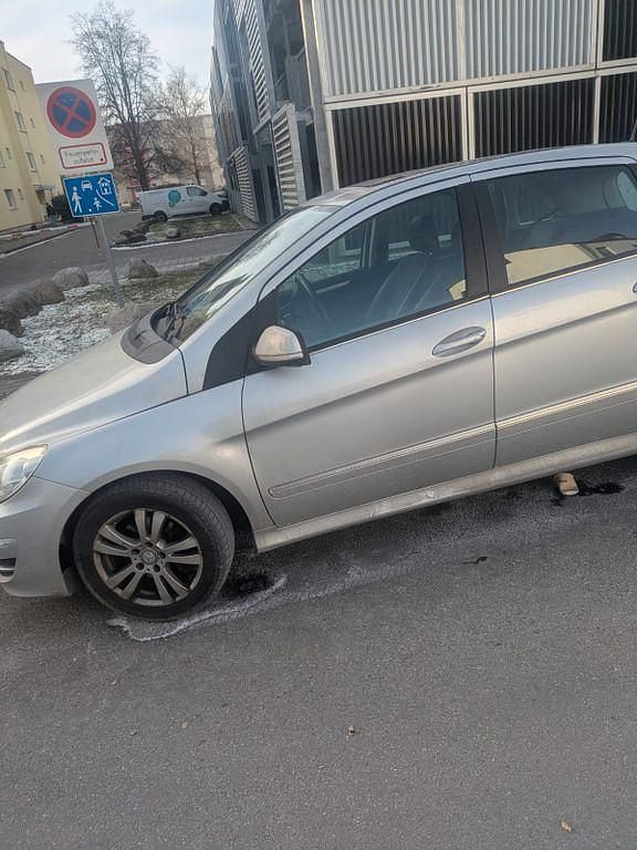 Silber Gebraucht 2010 Mercedes B200 Van / Kleinbus | 1.700 € (Fairer Preis) - Bild 1/4