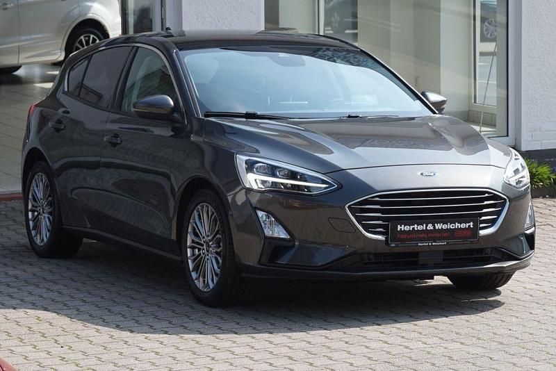 Grau Gebraucht 2019 Ford Focus Titanium Limousine | 13.390 € (Fairer Preis) - Bild 1/4
