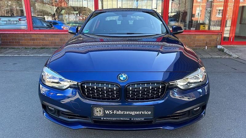 Gebraucht BMW 330e Advantage 184 PS (135 kW) 2017 Blau Limousine