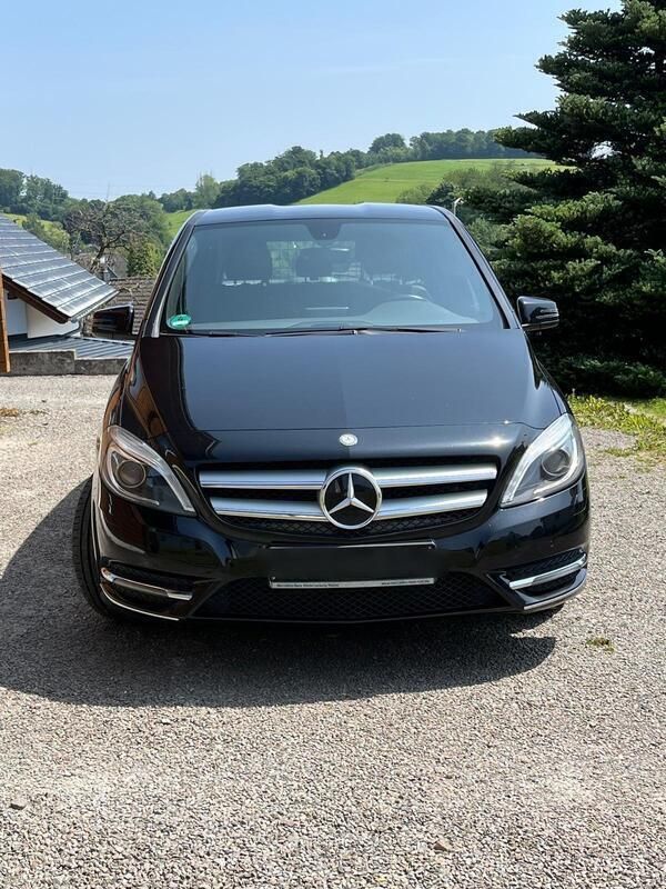 Schwarz Gebraucht 2014 Mercedes B200 Van / Kleinbus | 8.900 € - Bild 1/4