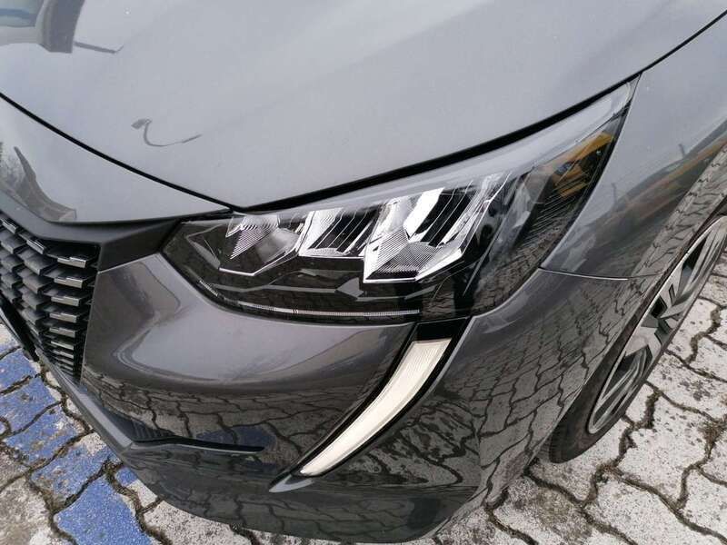 Gebraucht Peugeot 208 Active 101 PS (74 kW) 2023 Grau Kleinwagen