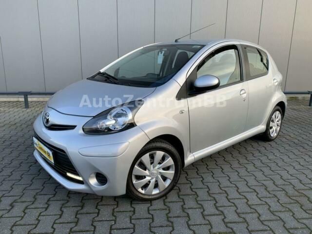 Silber metallic Gebraucht 2014 Toyota Aygo Cool Kleinwagen | 5.950 € (Fairer Preis) - Bild 1/4
