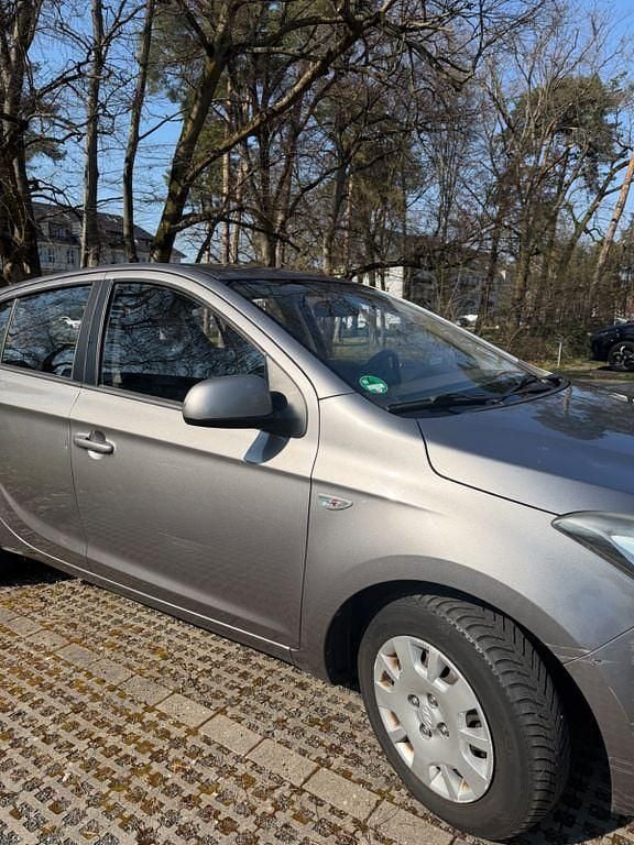 Gebraucht Hyundai i20 Classic 86 PS (63 kW) 2012 Grau Kleinwagen