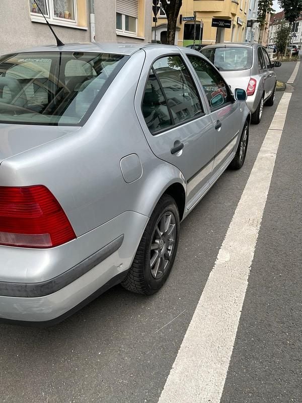 Silber Gebraucht 2001 VW Bora Limousine | 1.500 € (Guter Preis) - Bild 1/4