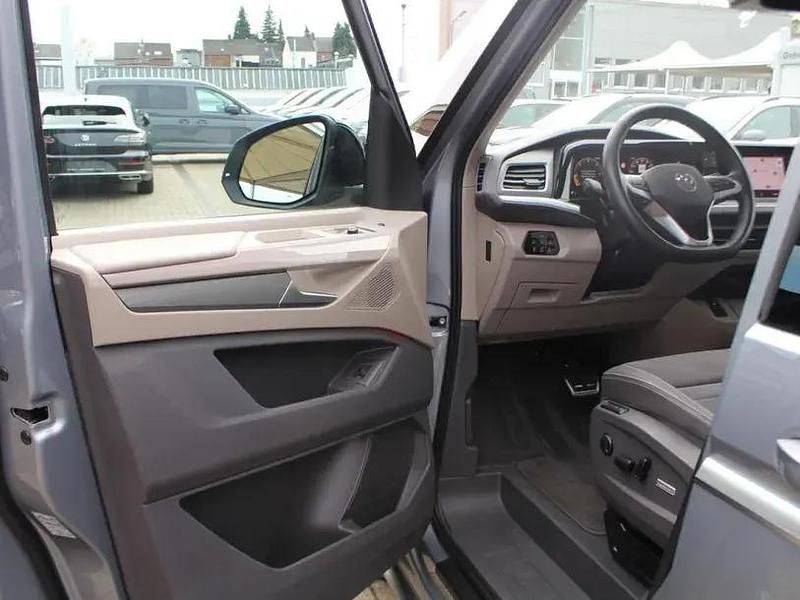 Second-hand VW Multivan Style 150 CP (110 kW) 2025 Argintiu Monovolum