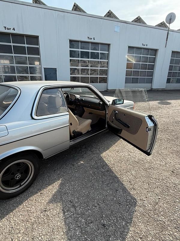 Gebraucht Mercedes 230 109 PS (80 kW) 1979 Silber Coupé