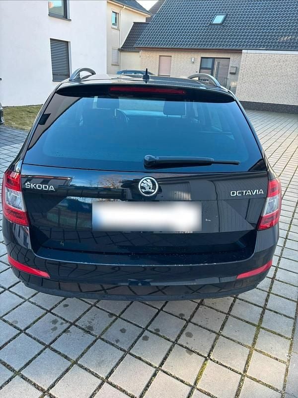 Gebraucht Skoda Octavia Elegance 150 PS (110 kW) 2015 Schwarz Kleinwagen