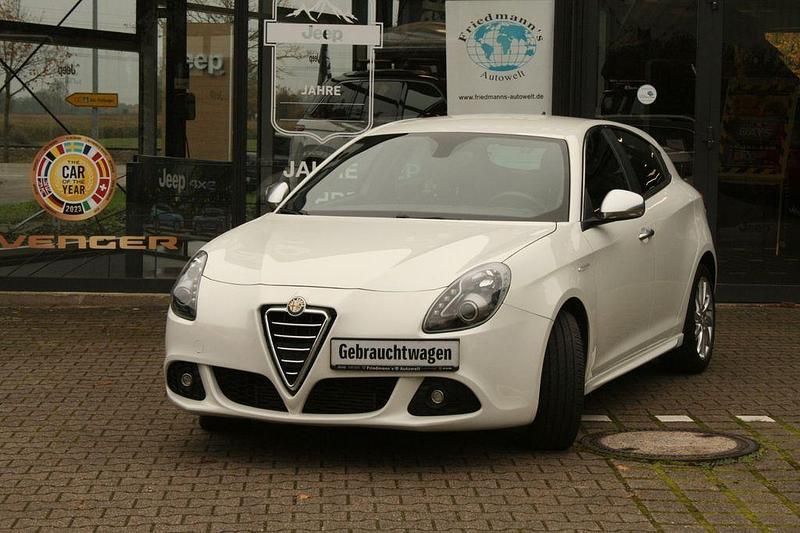 Weiß Gebraucht 2013 Alfa Romeo Giulietta Turismo Kleinwagen | 10.490 € (Etwas zu teuer) - Bild 1/4