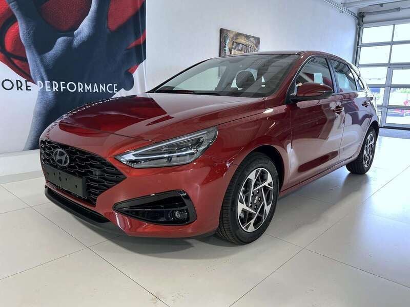 Ultimate red metallic Neu 2025 Hyundai i30 GO! Limousine | 22.815 € (Fairer Preis) - Bild 1/4