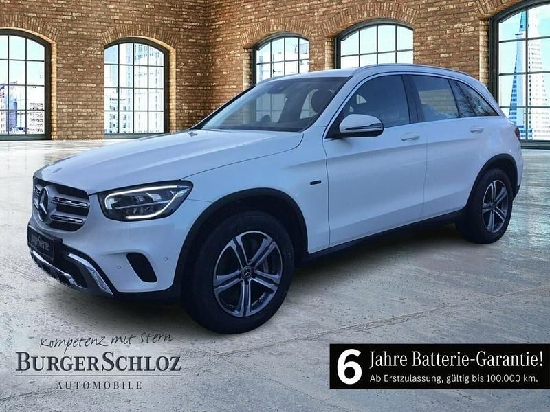 Designo diamantweiß bright Gebraucht 2021 Mercedes GLC300e SUV | 33.800 € (Superpreis) - Bild 1/4