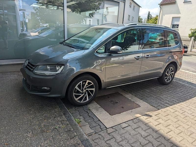 Grau Gebraucht 2017 VW Sharan Sound Van / Kleinbus | 22.900 € (Teuer) - Bild 1/1