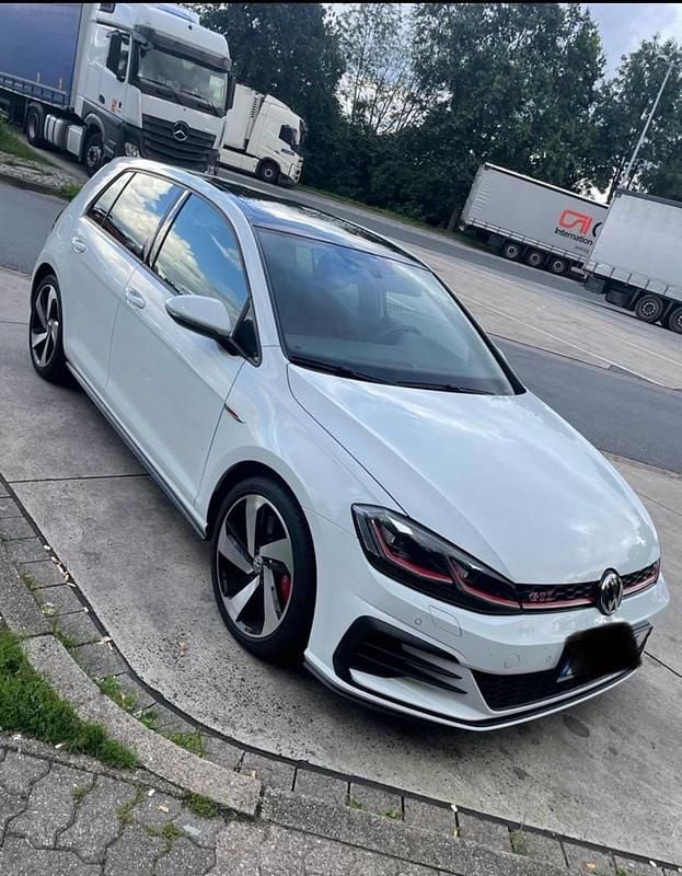 Weiß Gebraucht 2019 VW Golf VII Pure Kleinwagen | 25.799 € (Etwas zu teuer) - Bild 1/2