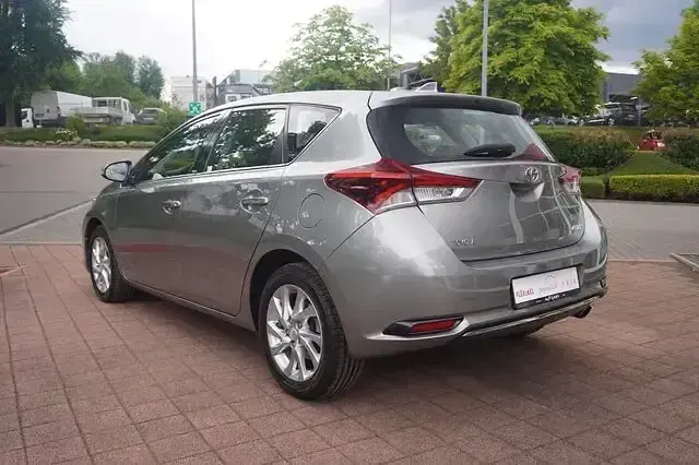 Gebraucht Toyota Auris Edition 116 PS (85 kW) 2016 New medium silver/ grey Limousine