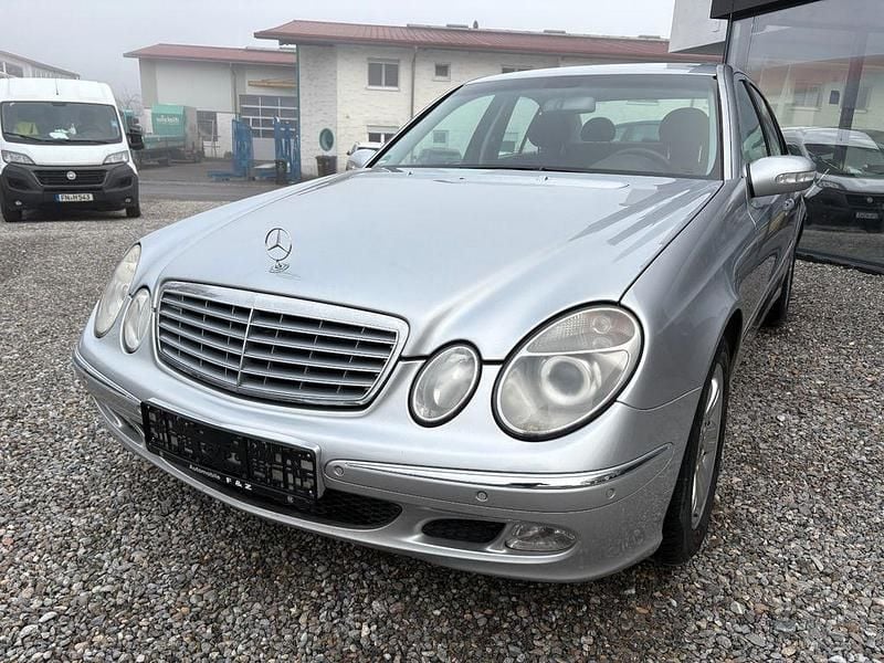Gebraucht Mercedes E220 150 PS (110 kW) 2003 Silber Limousine