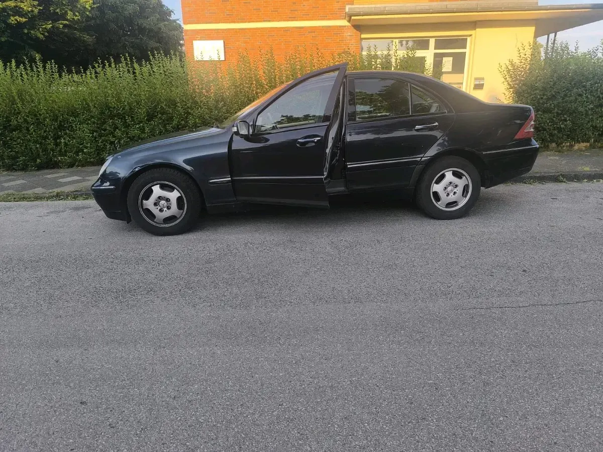 Gebraucht Mercedes C180 129 PS (94 kW) 2001 Andere farben Limousine