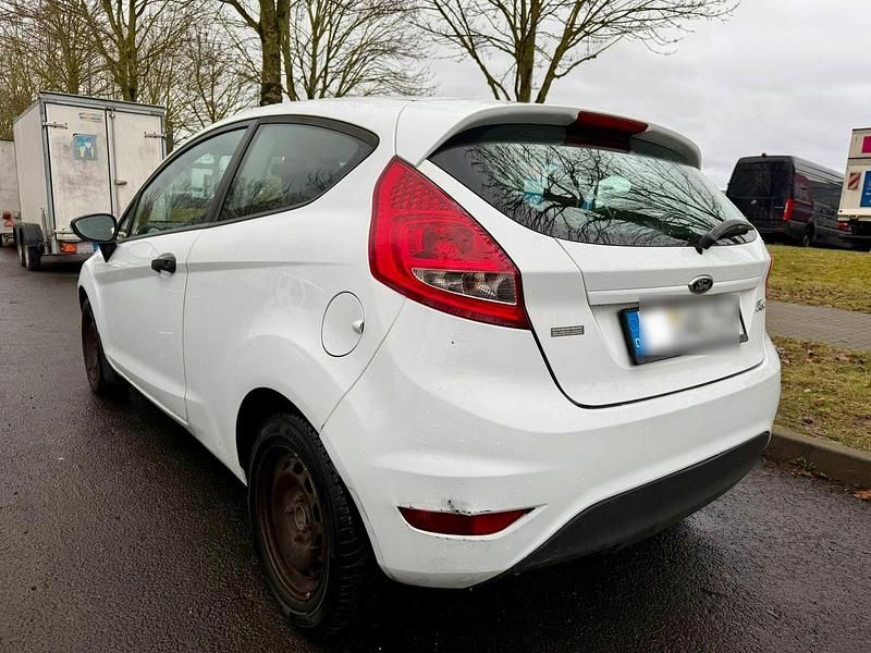Gebraucht Ford Fiesta 60 PS (44 kW) 2012 Weiß Kleinwagen