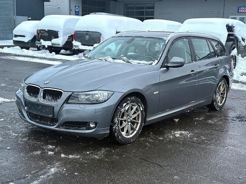 Grau Gebraucht 2012 BMW 318 Sport Line Kombi | 2.999 € (Superpreis) - Bild 1/4