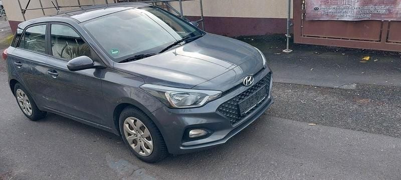 Gebraucht Hyundai i20 Select 75 PS (55 kW) 2019 Braun Kleinwagen