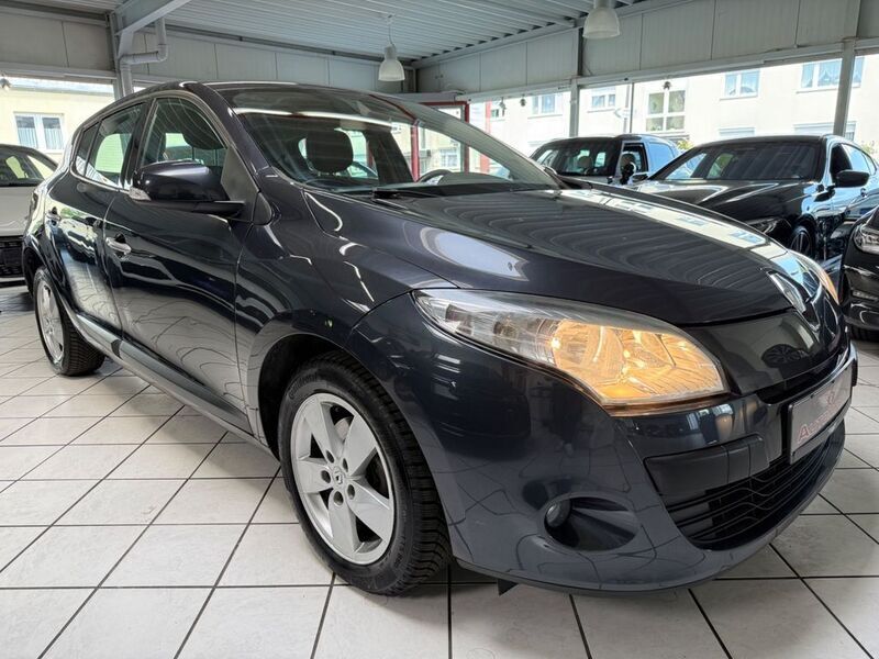 Grau eclipse Gebraucht 2009 Renault Mégane III Dynamique Limousine | 3.900 € (Fairer Preis) - Bild 1/4
