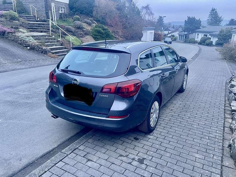 Gebraucht Opel Astra Innovation 140 PS (102 kW) 2011 Grau Kombi